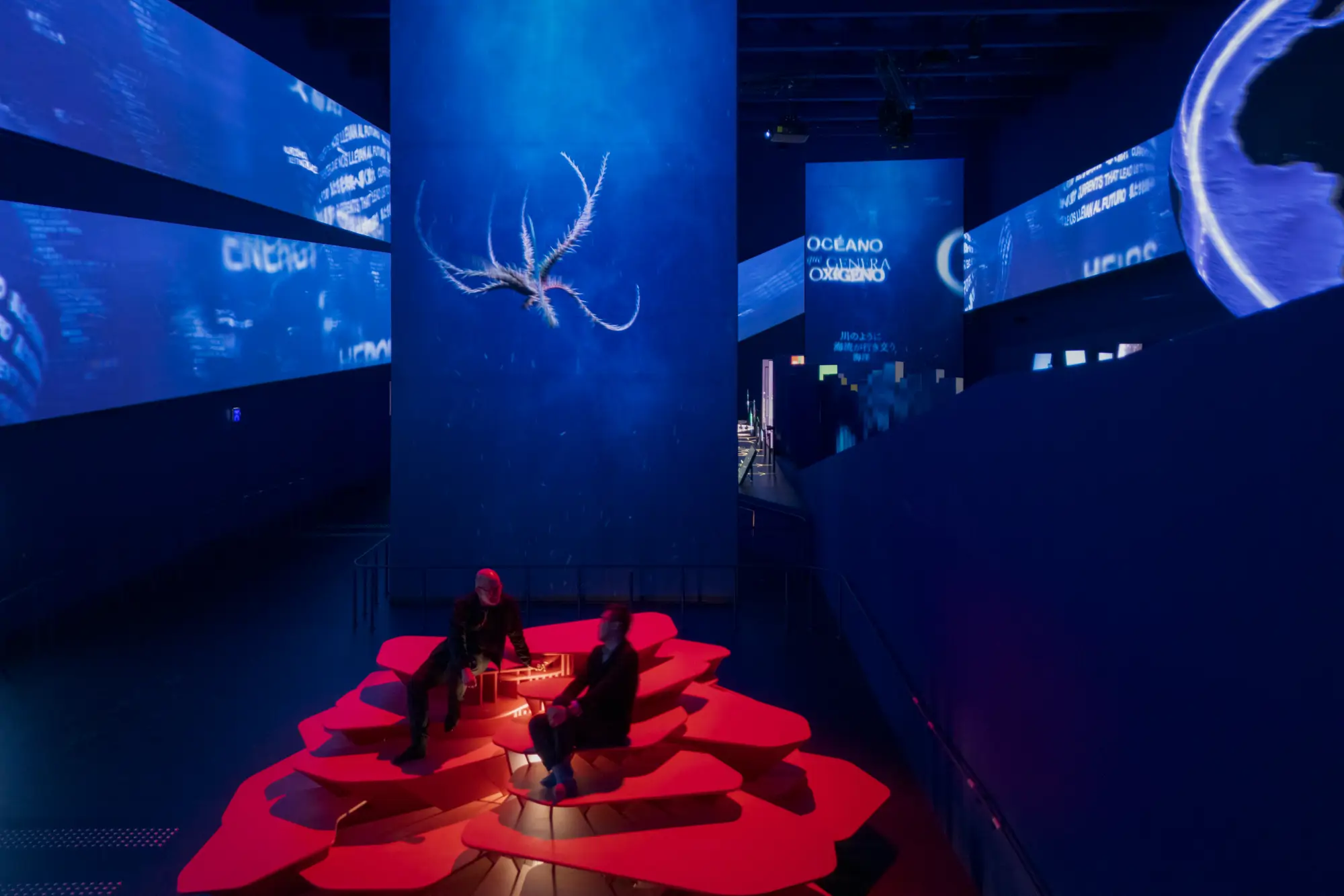 Exposición interior del pabellón de España en la Expo 2025 en Osaka.