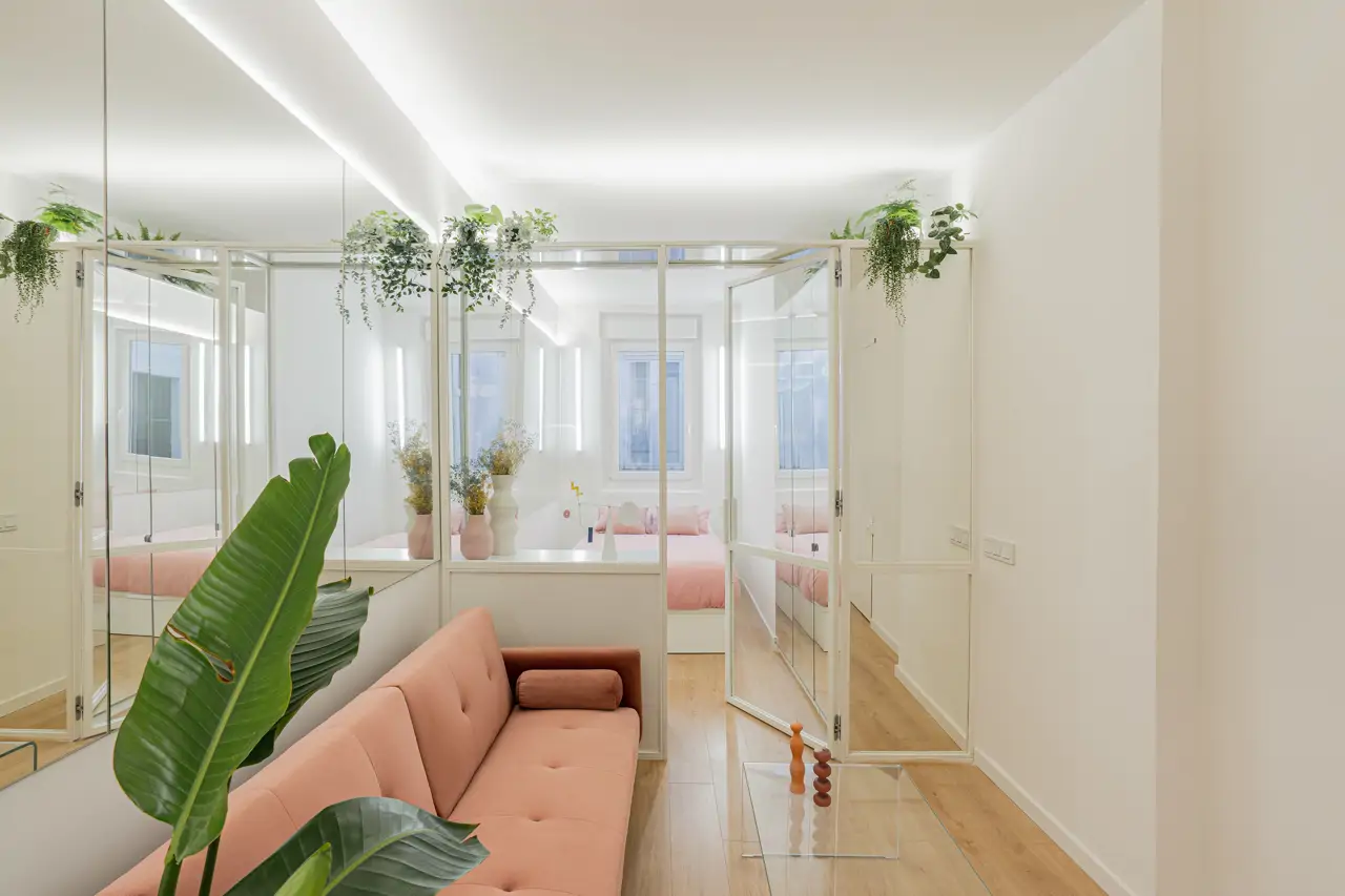 Piso de 28 metros en Madrid con una pared de espejo que recorre todo el piso. Proyecto: Bardo Arquitectura