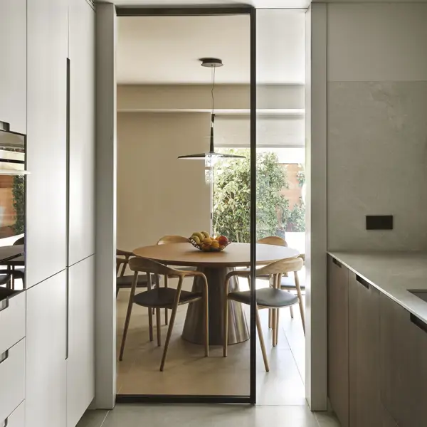 No todas las cocinas necesitan ISLA: 8 cocinas inspiradoras SIN península y con mucho estilo (pequeñas, medianas y grandes)