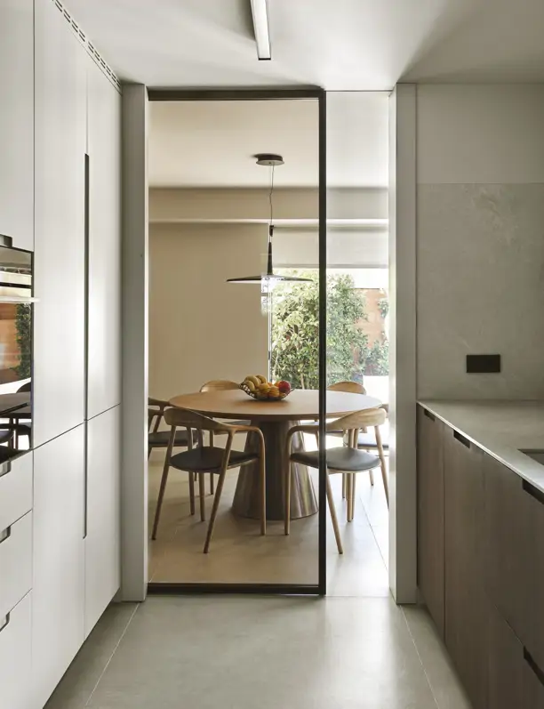 No todas las cocinas necesitan ISLA: 8 cocinas inspiradoras SIN península y con mucho estilo (pequeñas, medianas y grandes)