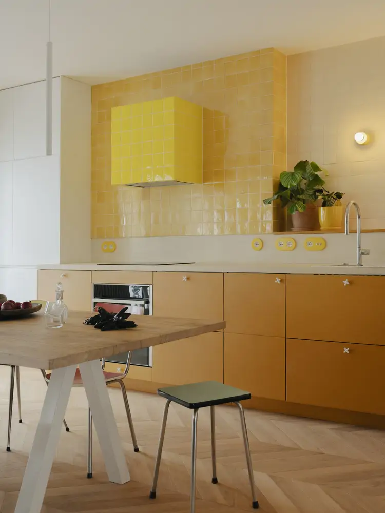Cocina con azulejos y campana amarilla