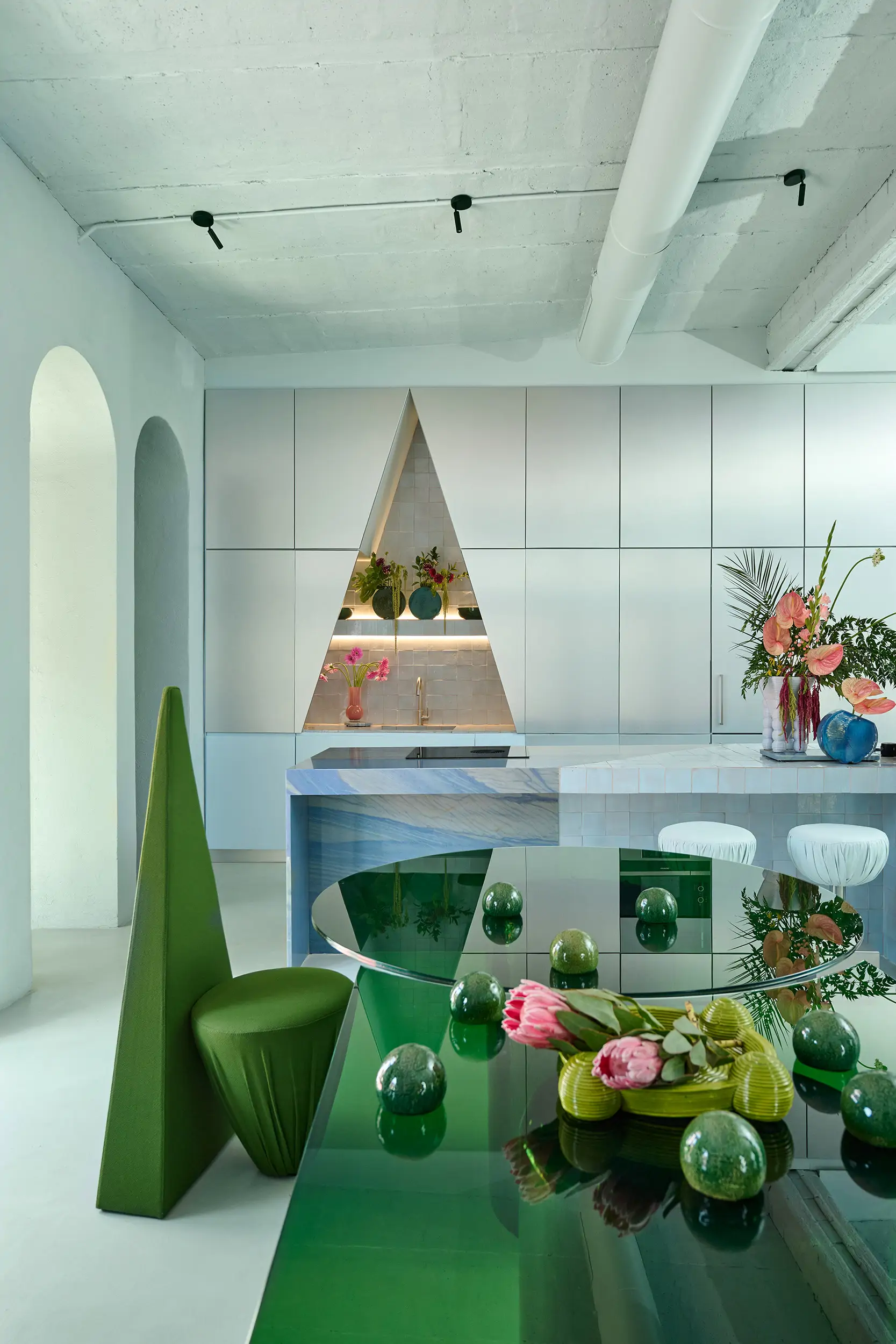 Comedor con formas geométricas variadas