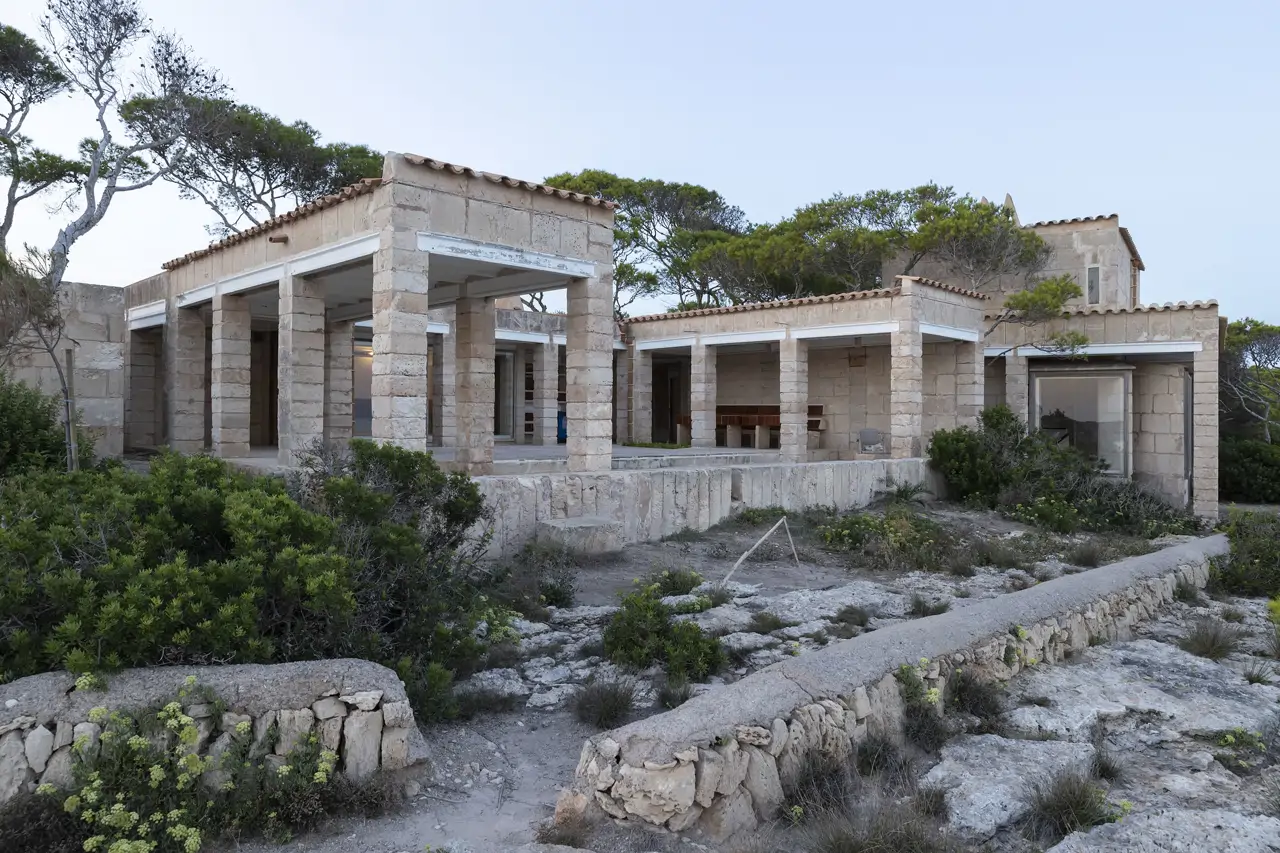 En su construcción, Utzon usó materiales locales, como la arenisca de Santanyí o madera de pino mallorquín