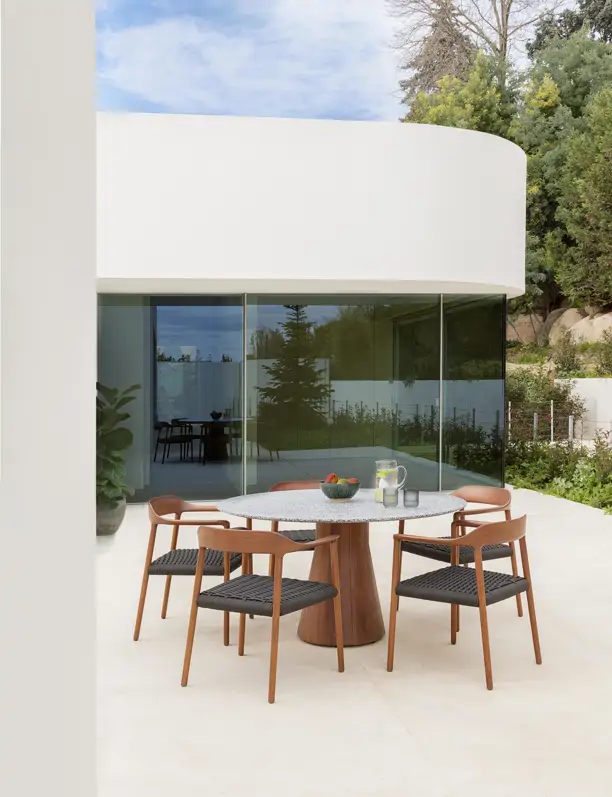 Así deberían ser todos los muebles de exterior: funcionales, honestos y bien diseñados