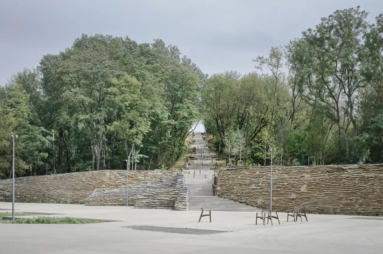 Parque en la Colina del Levantamiento, Varsovia, un espacio con significado cultural e histórico que genera identidad