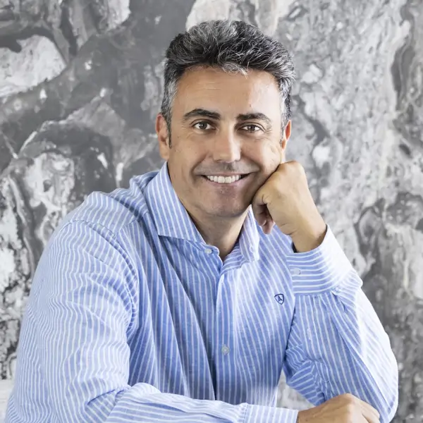 Alberto Torres, interiorista: "Si al abrir la puerta del salón ves la mesa o el sofá, pon una planta para evitar incomodidad"