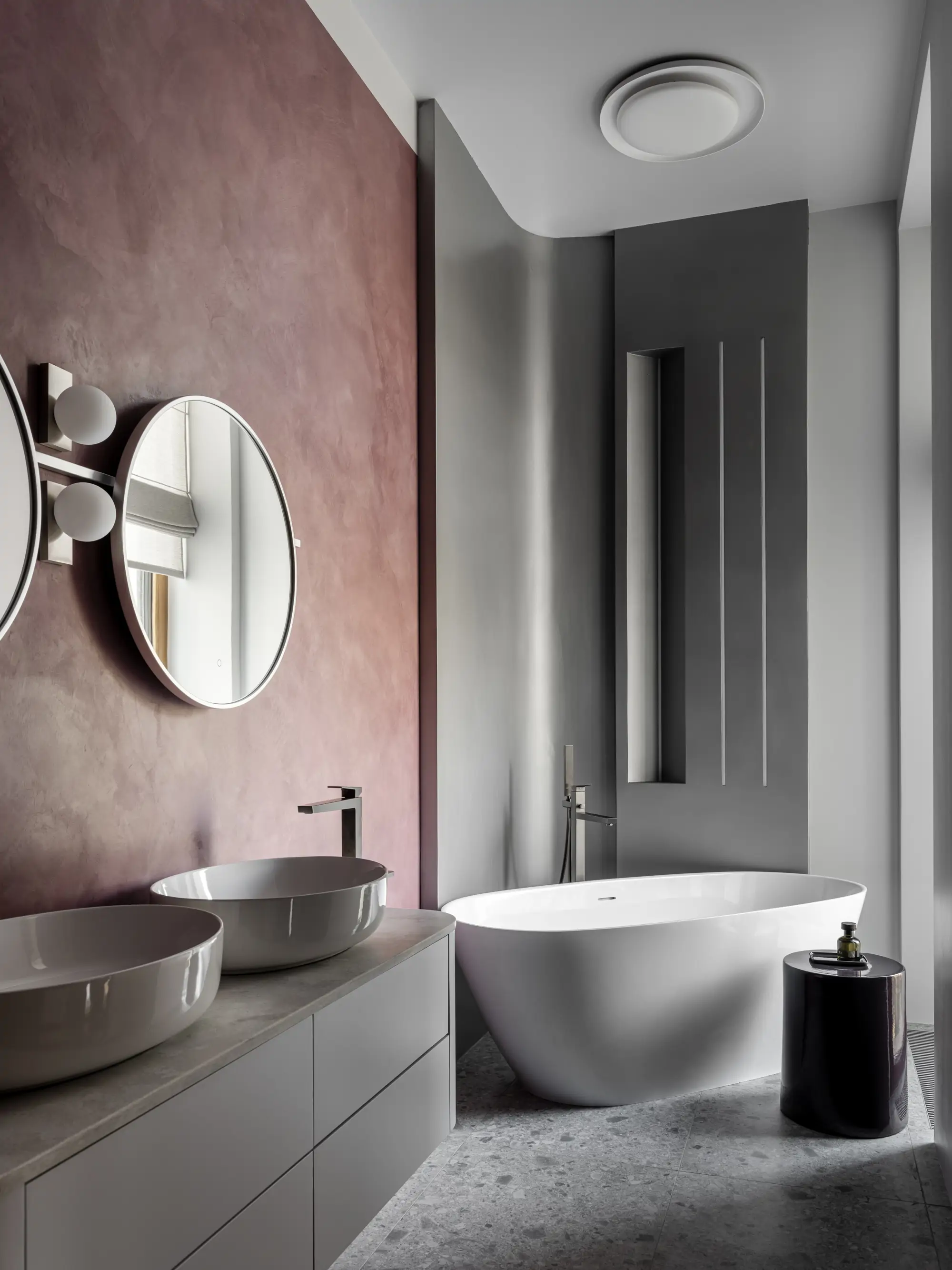 Baño con bañera exenta y mueble suspendido