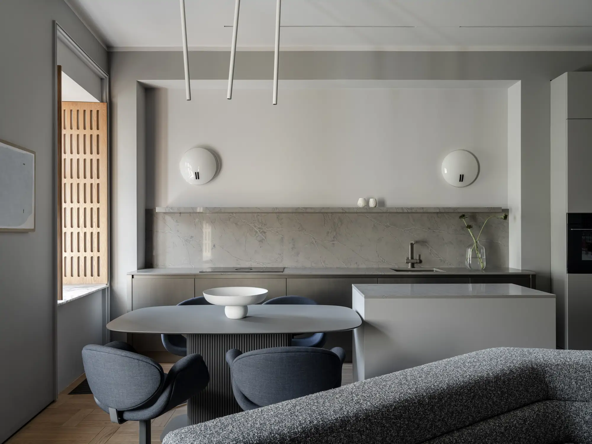 Cocina blanca con comedor y abierta al salón