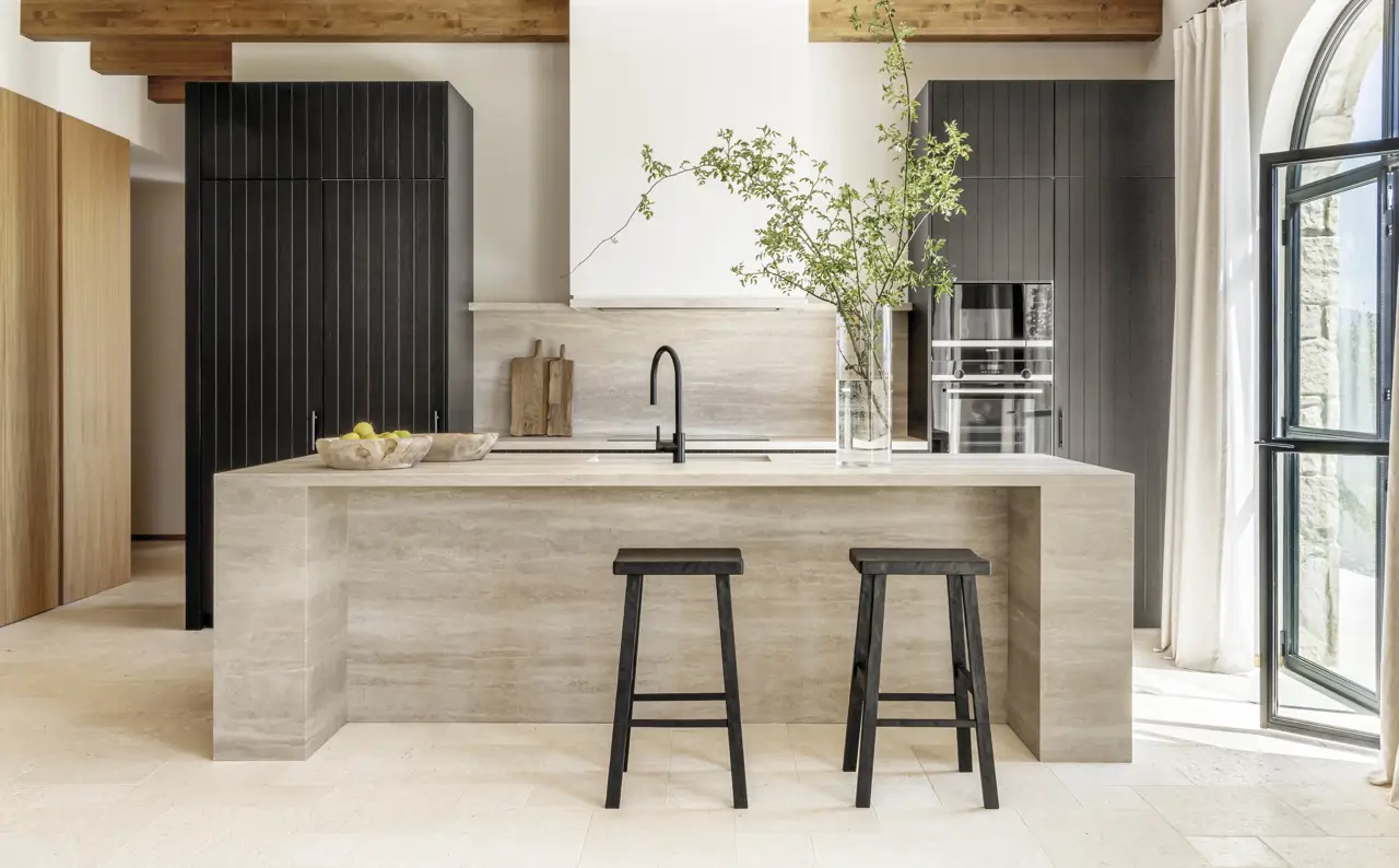 Cocina de madera oscura