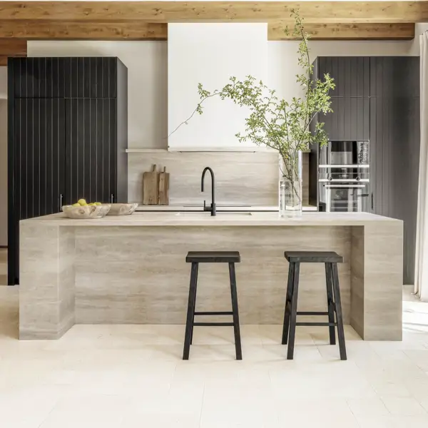 Cocina de madera oscura