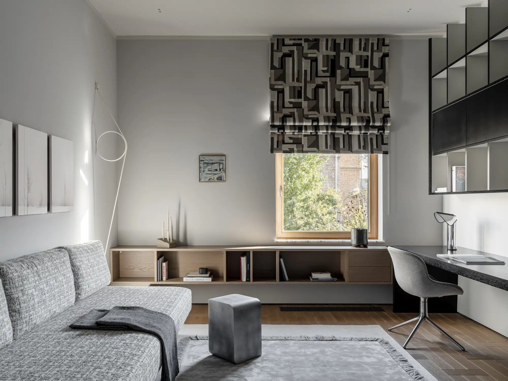 Dormitorio con escritorio y sofá