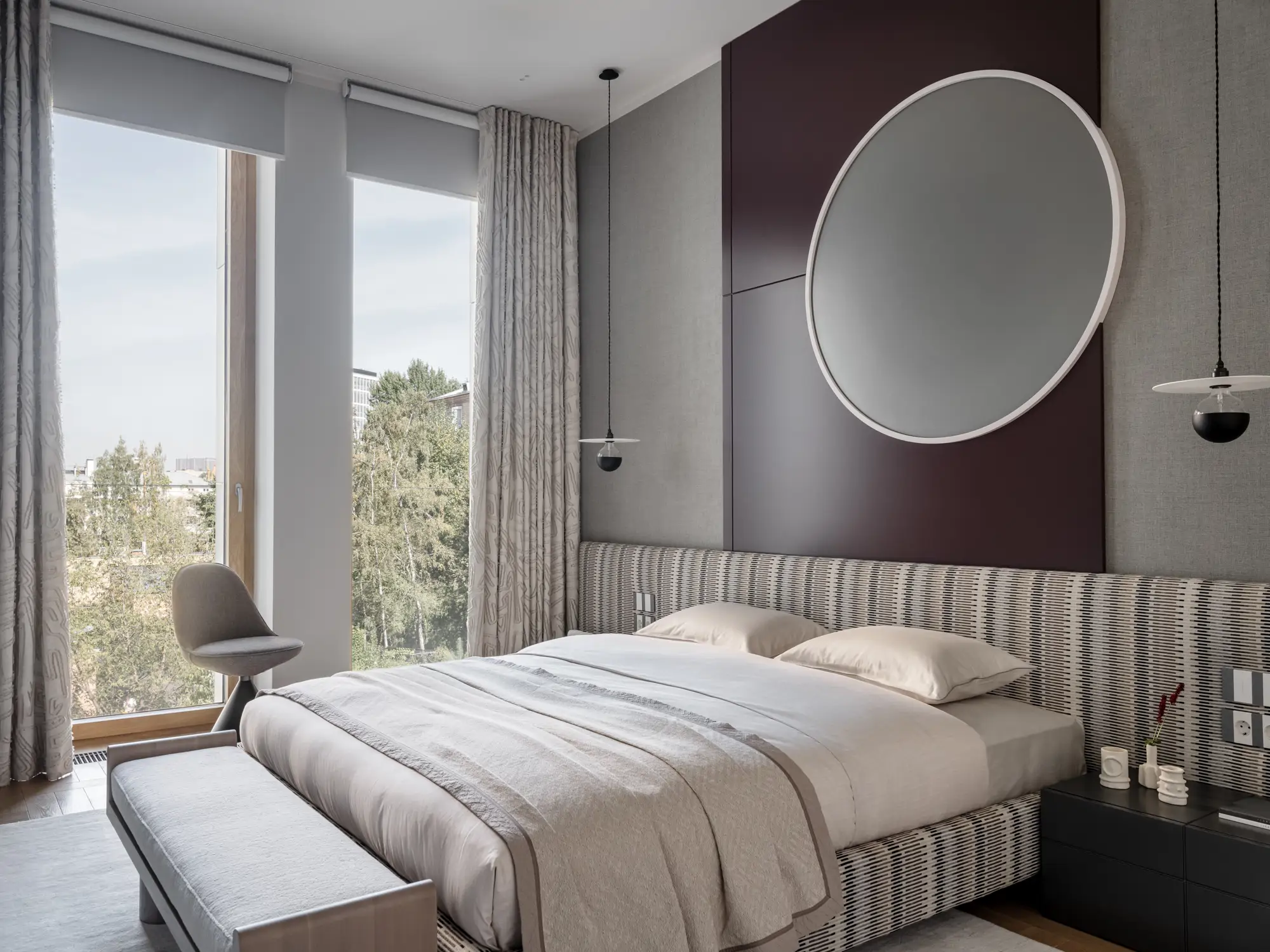 Dormitorio con pared del cabecero de madera y con espejo