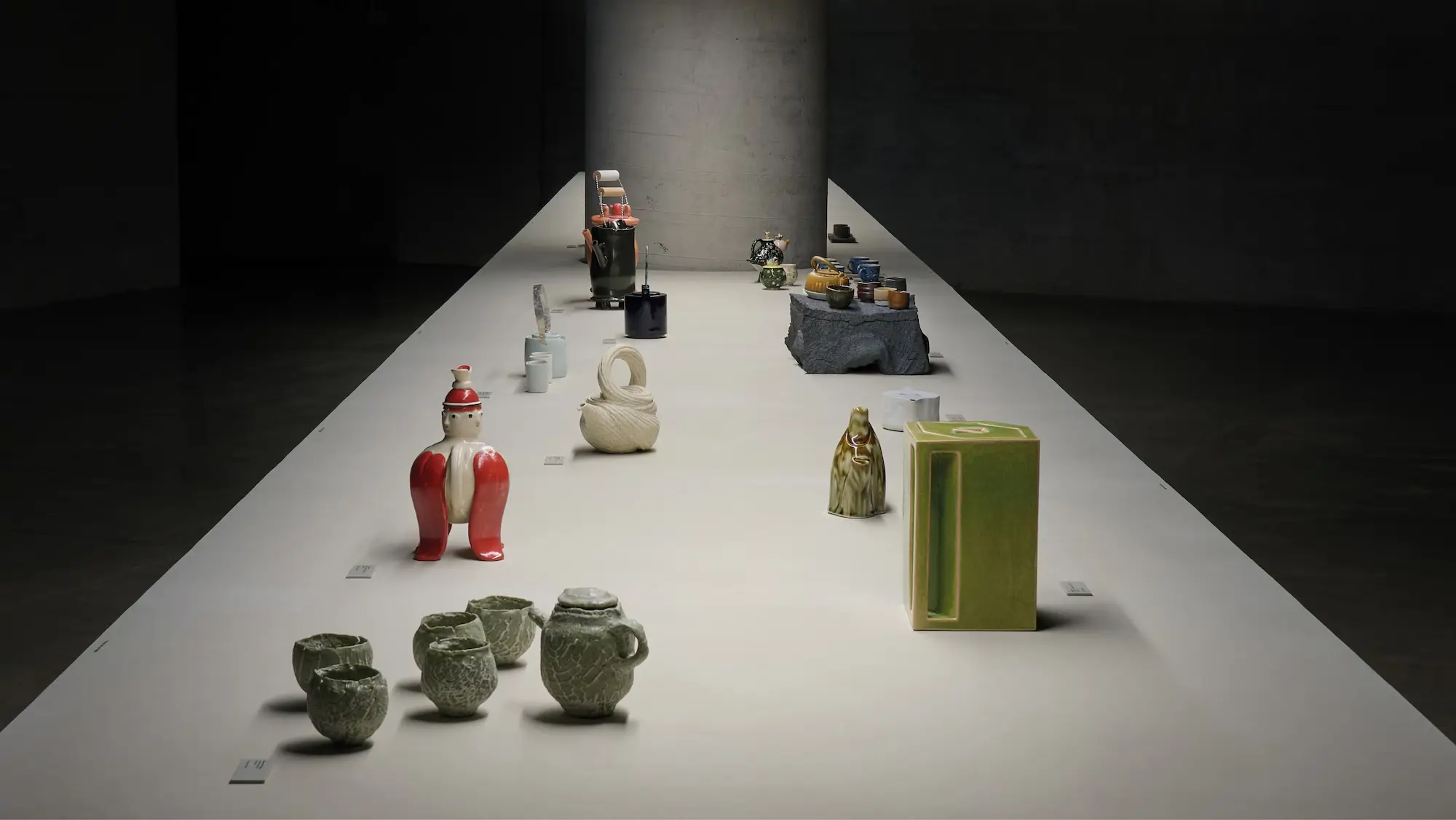 Muestra en el Palazzo Citterio comisariada por Jonathan Anderson para Loewe en el Salón de Milán. 
