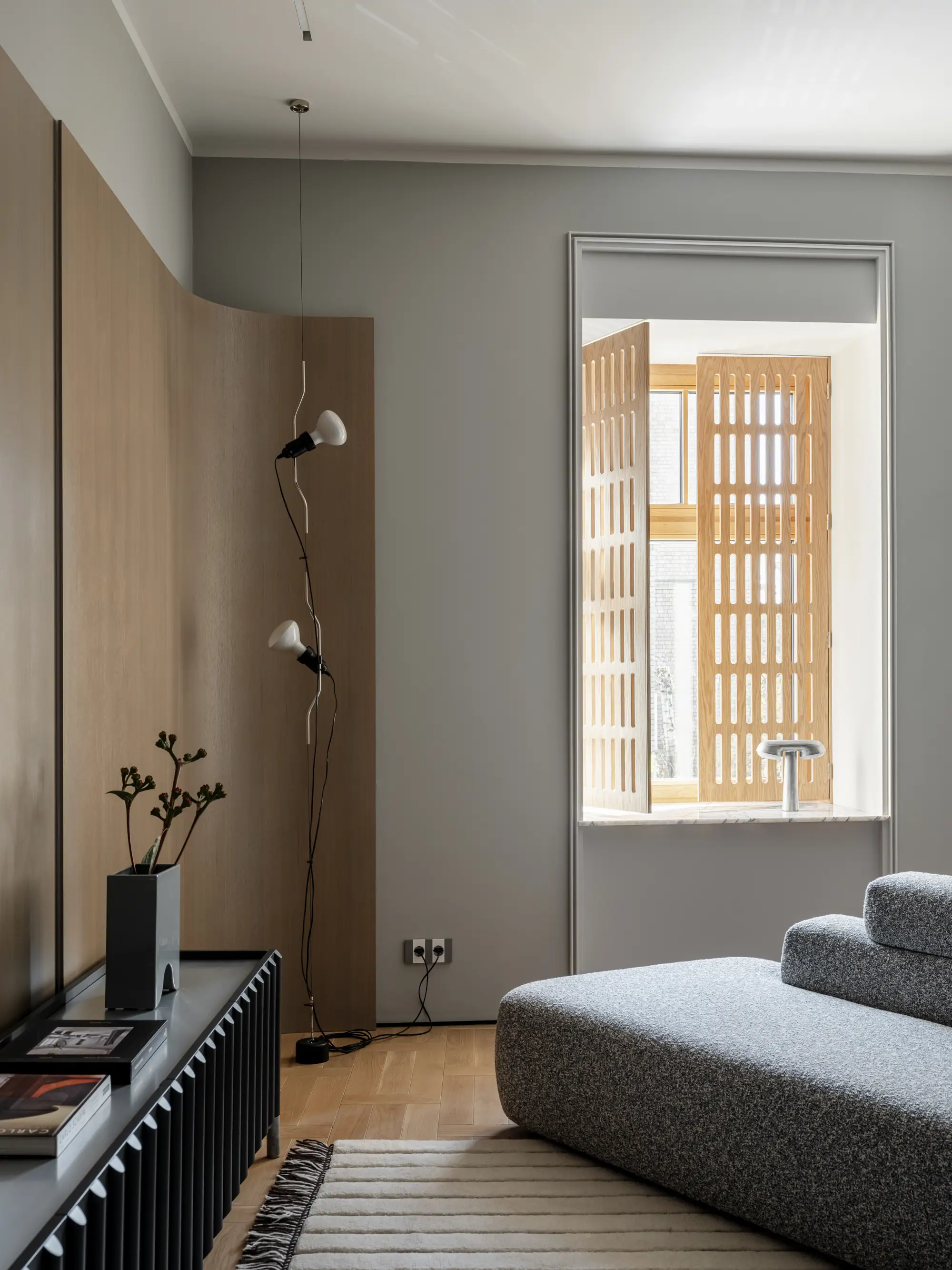 Salón con pared de madera y ventana con puerta de madera