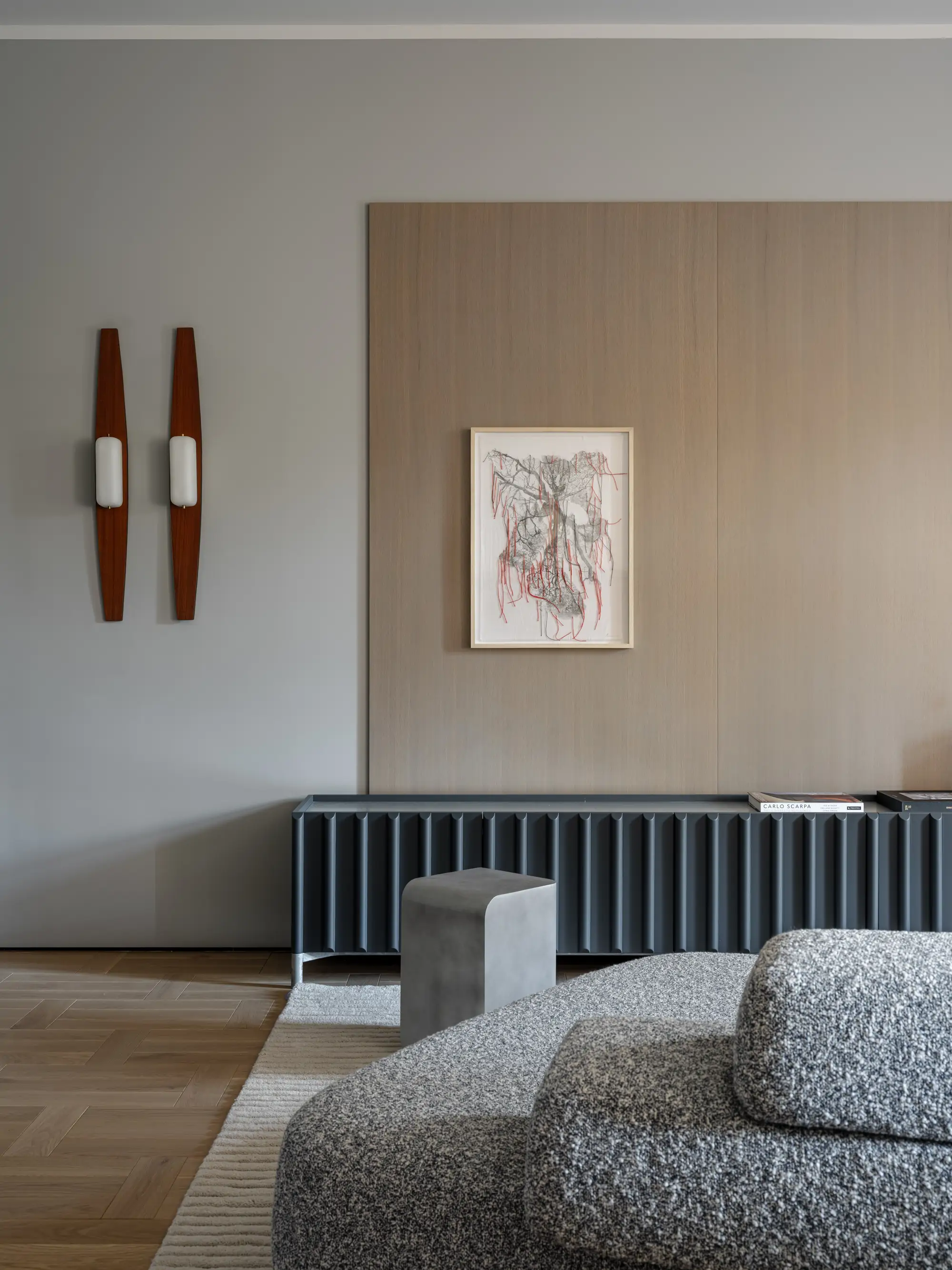 Salón con revestimiento de madera