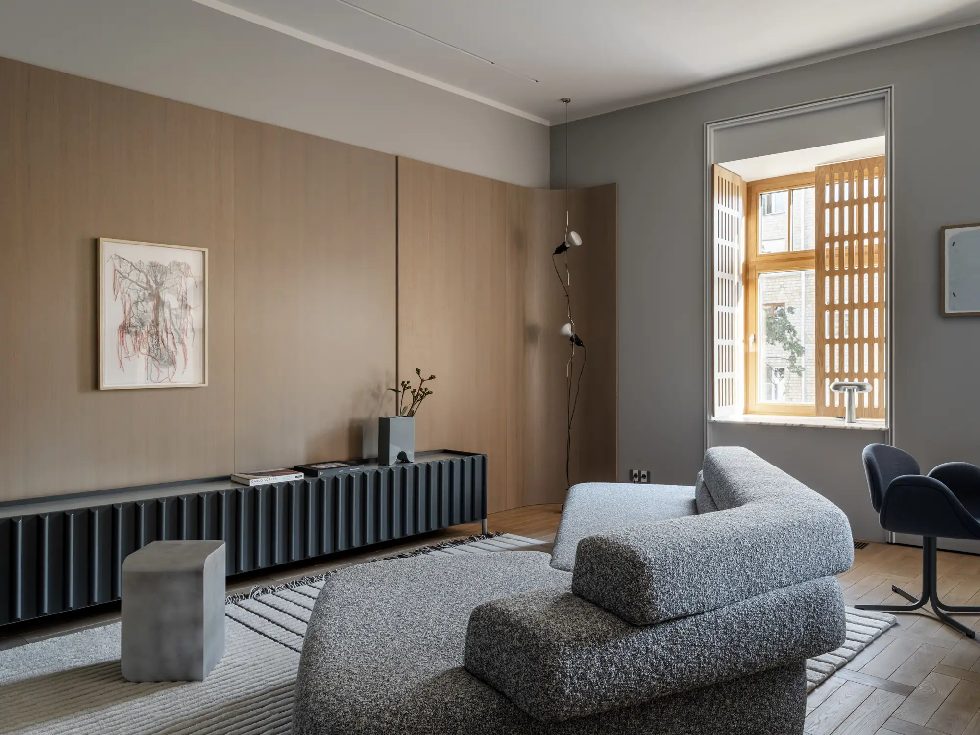 Salón de madera y sofá moderno