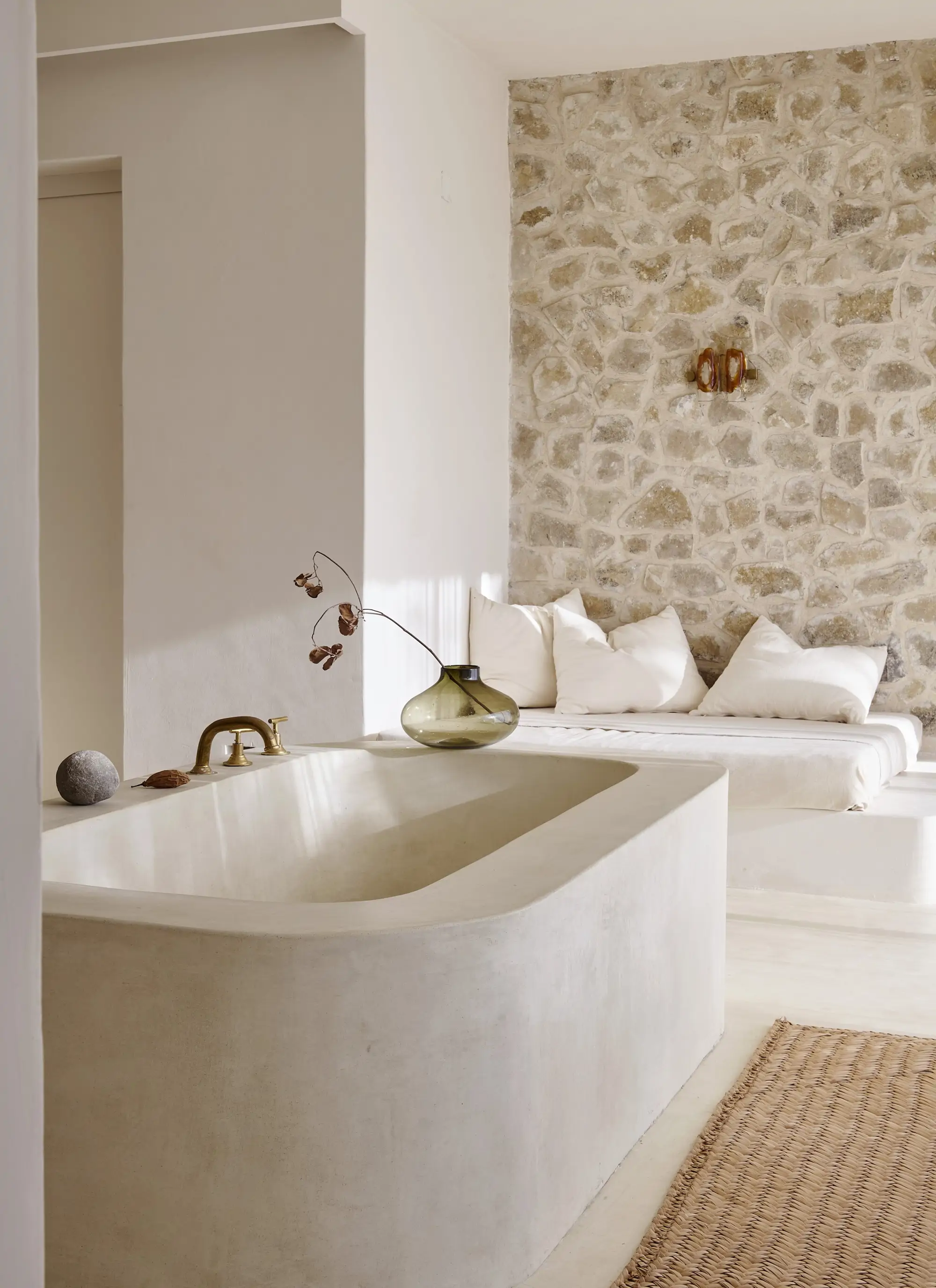 banera exenta con pared de piedra