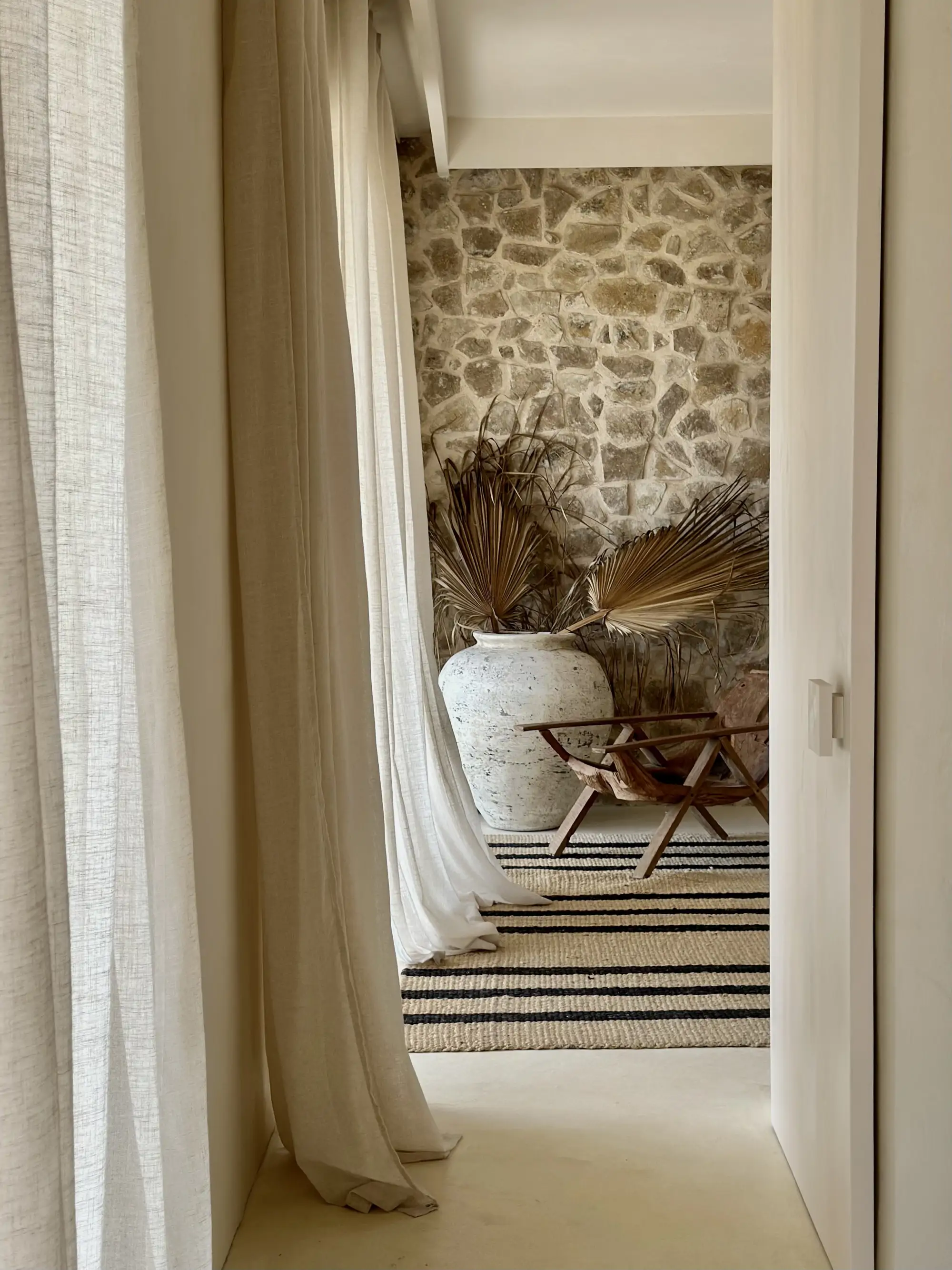 pasillo con cortinas y alfombra de rayas