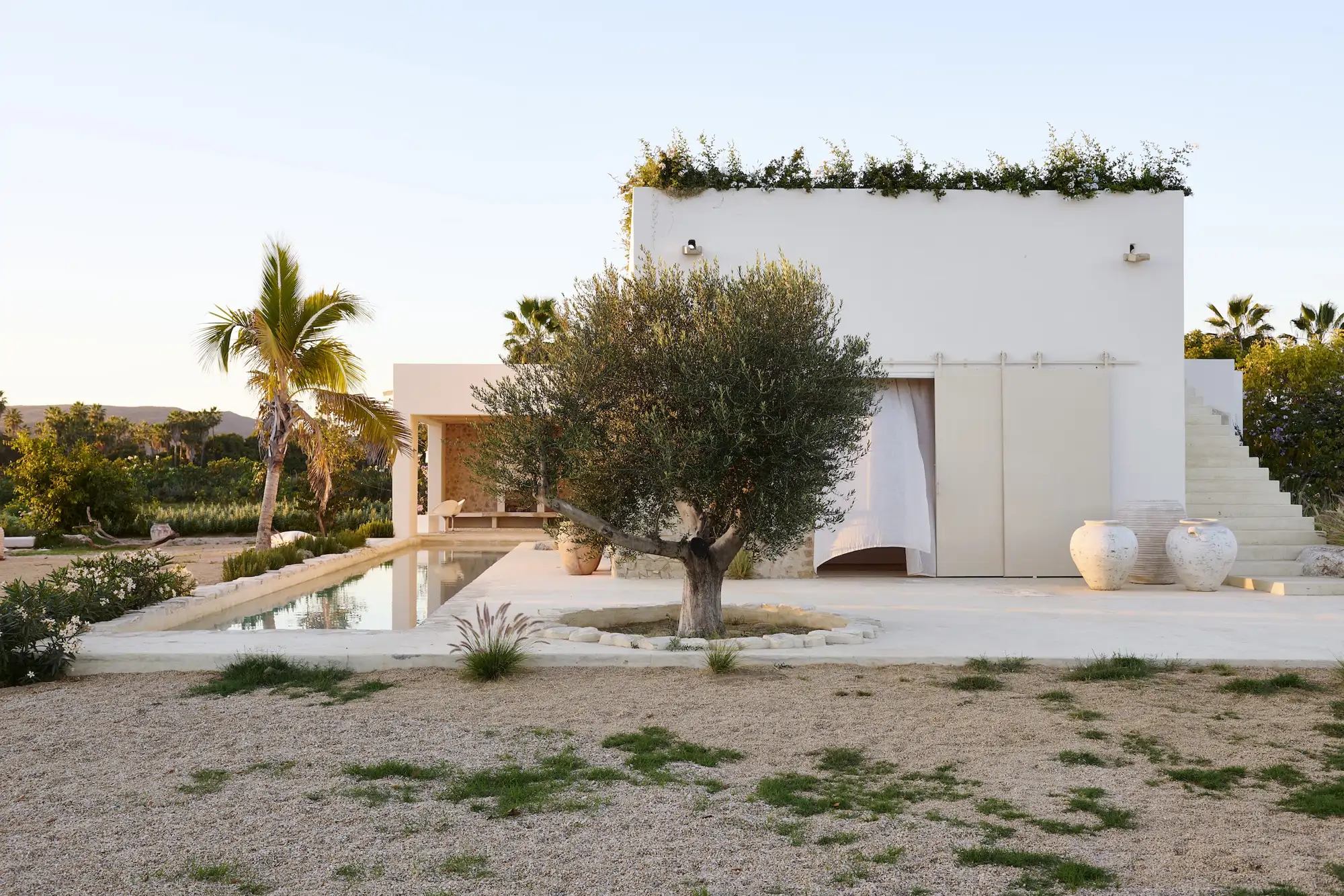exterior de una casa con un arbol delante