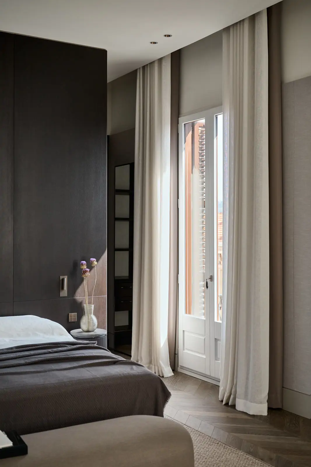 dormitorio con cama y pared oscuros