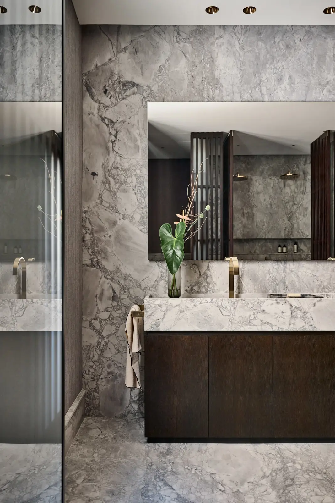 mueble de lavabo con espejo grande rectangular