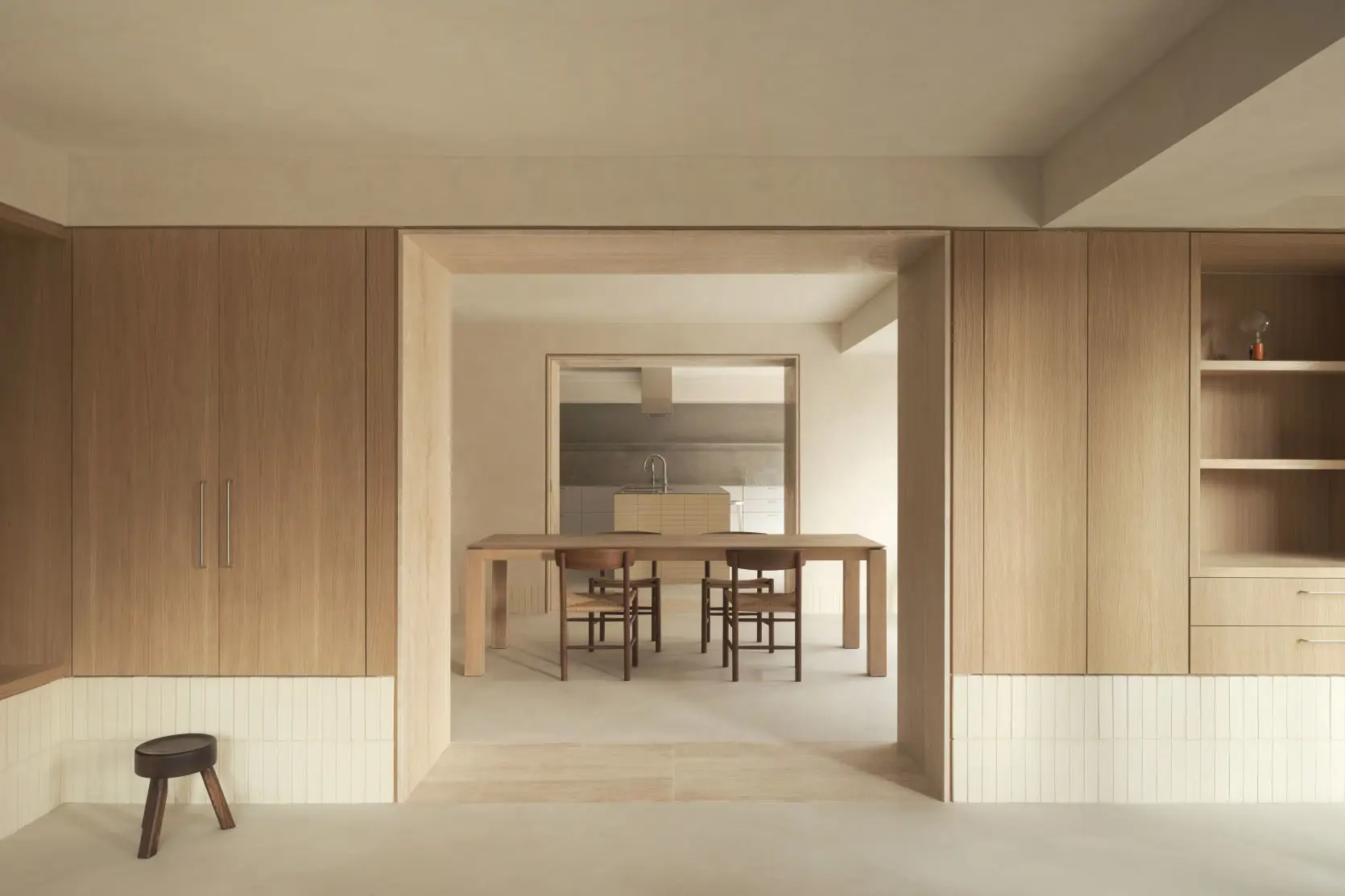 mesa de comedor y butaca pequena en primer plano