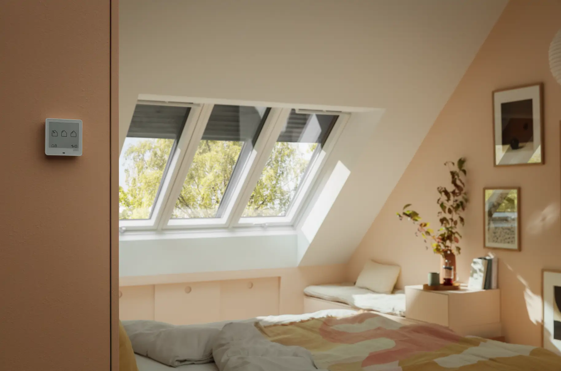 Controla tus persianas Velux desde cualquier lugar de la habitación con el pulsador de pared. 