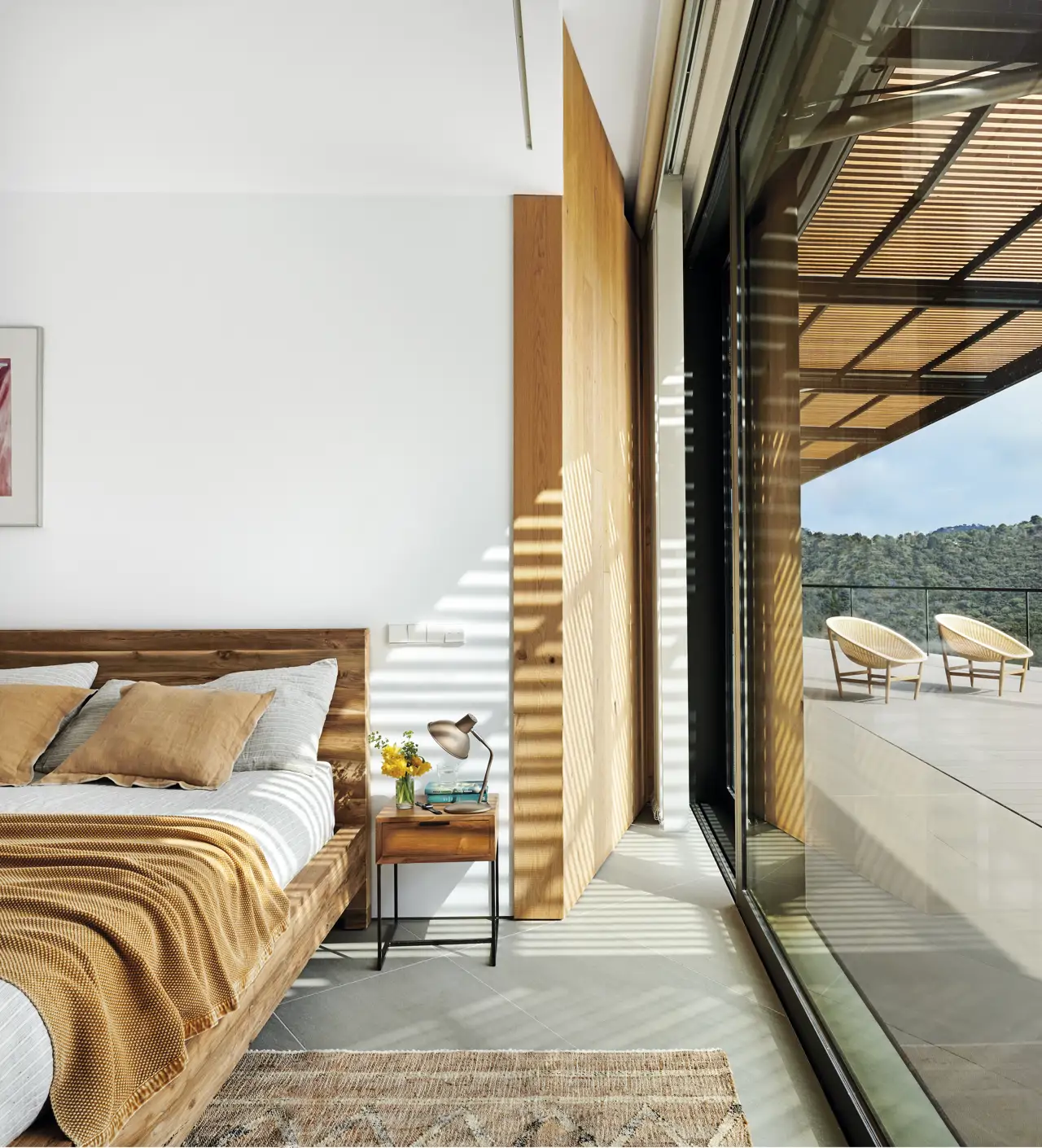 Dormitorio con madera
