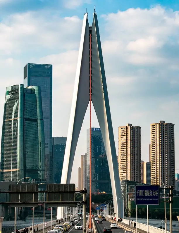 En esta ciudad de China los trenes atraviesan pisos residenciales: "Puede parecer una distopía"
