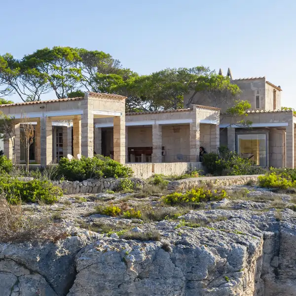 El arquitecto danés Jørn Utzon proyecto Can Lis en 1972 sobre un acantilado cerca de Porto Petro
