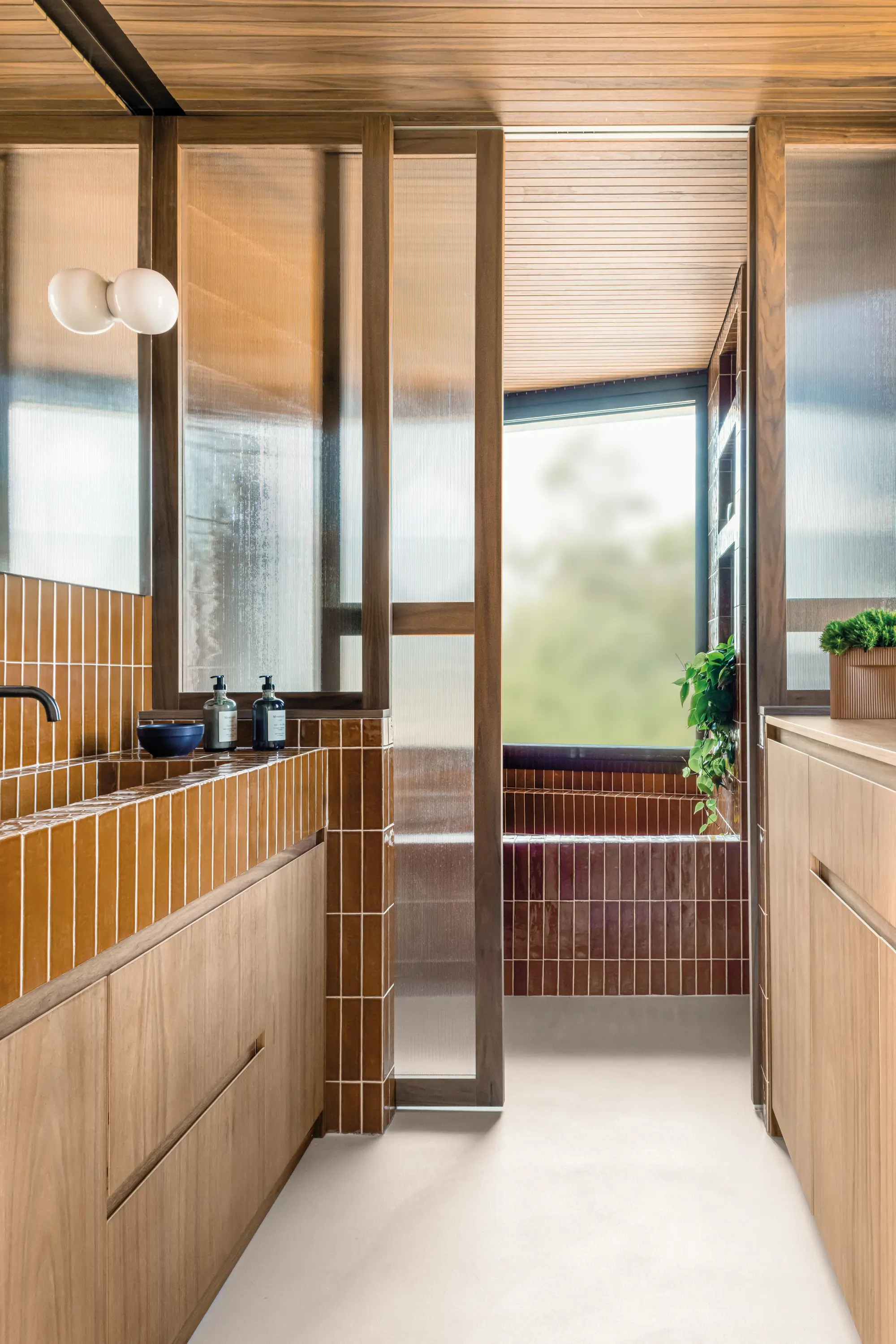 Baño de madera y azulejos de color tierra