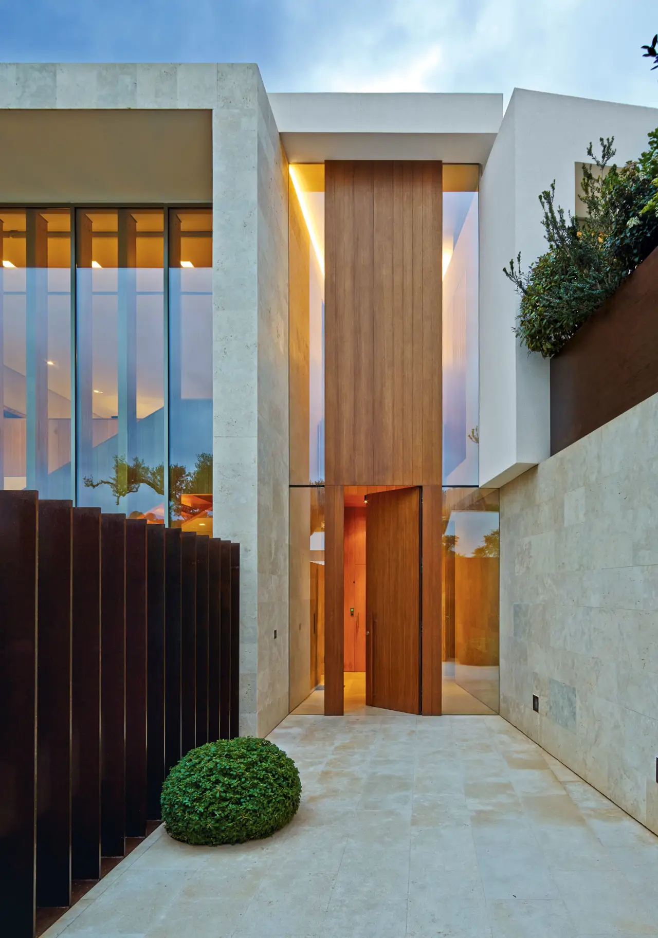 Casa moderna con puerta alta