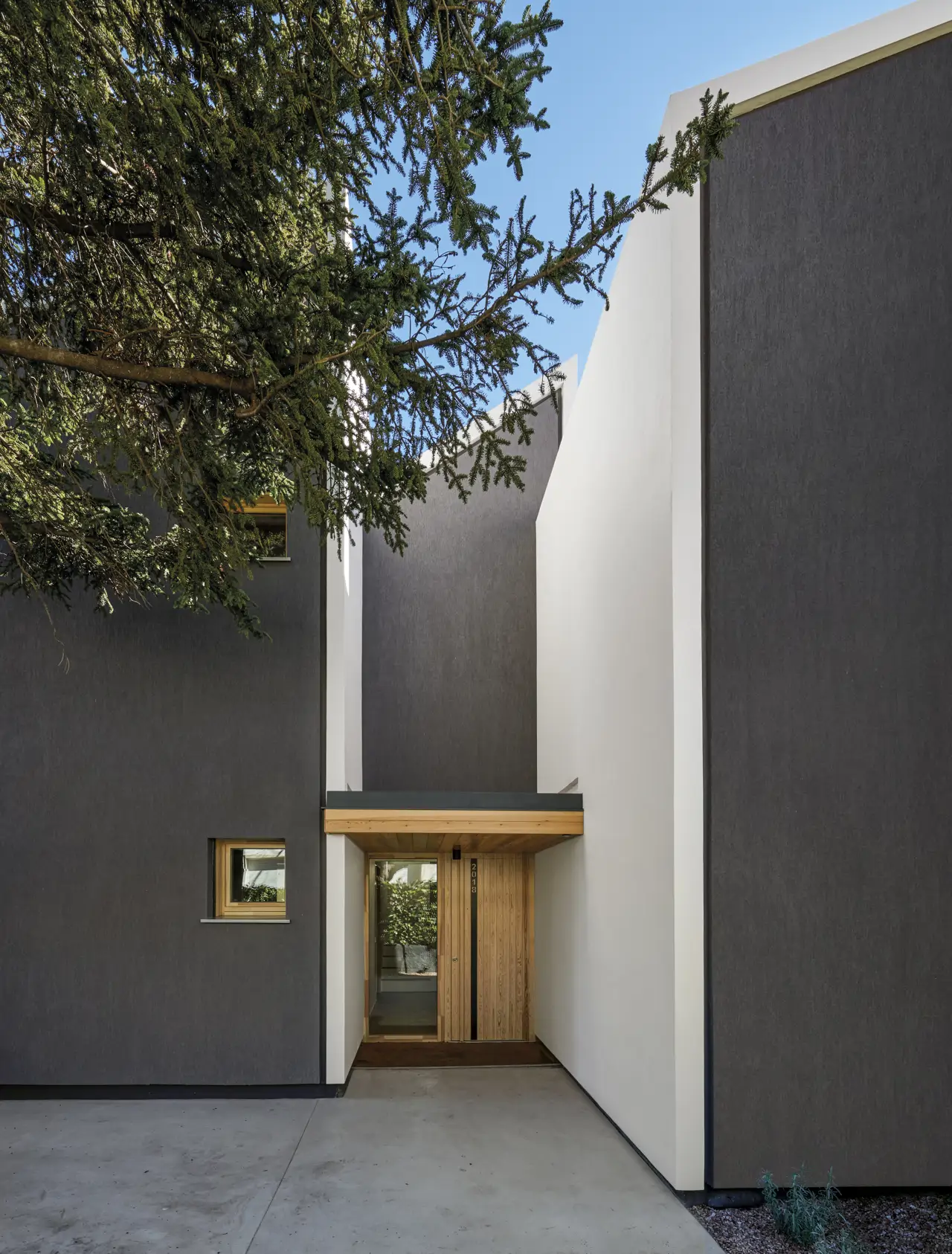Casa moderna con puerta pequeña