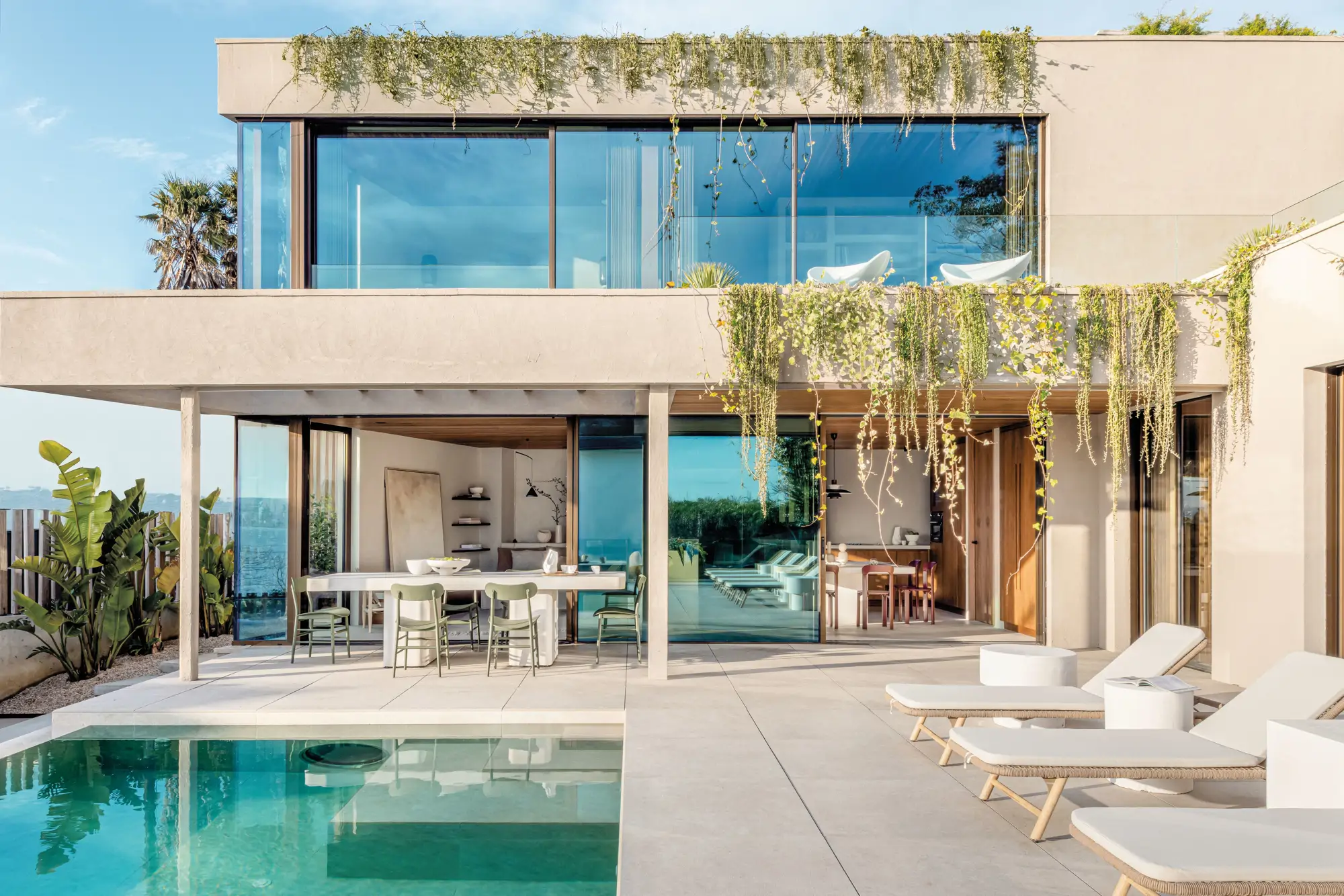 Fachada de casa moderna con terraza