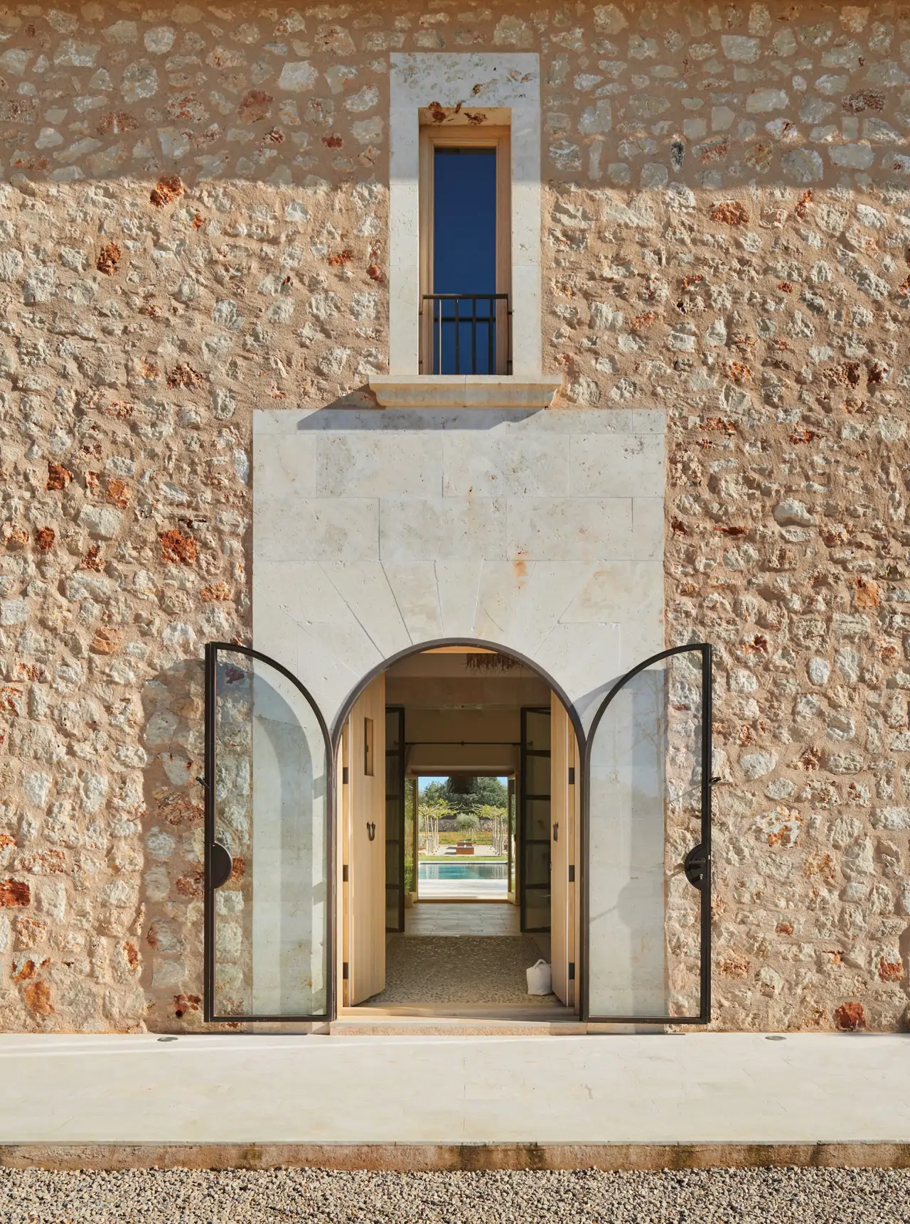 Puerta con arco en una fachada de piedra