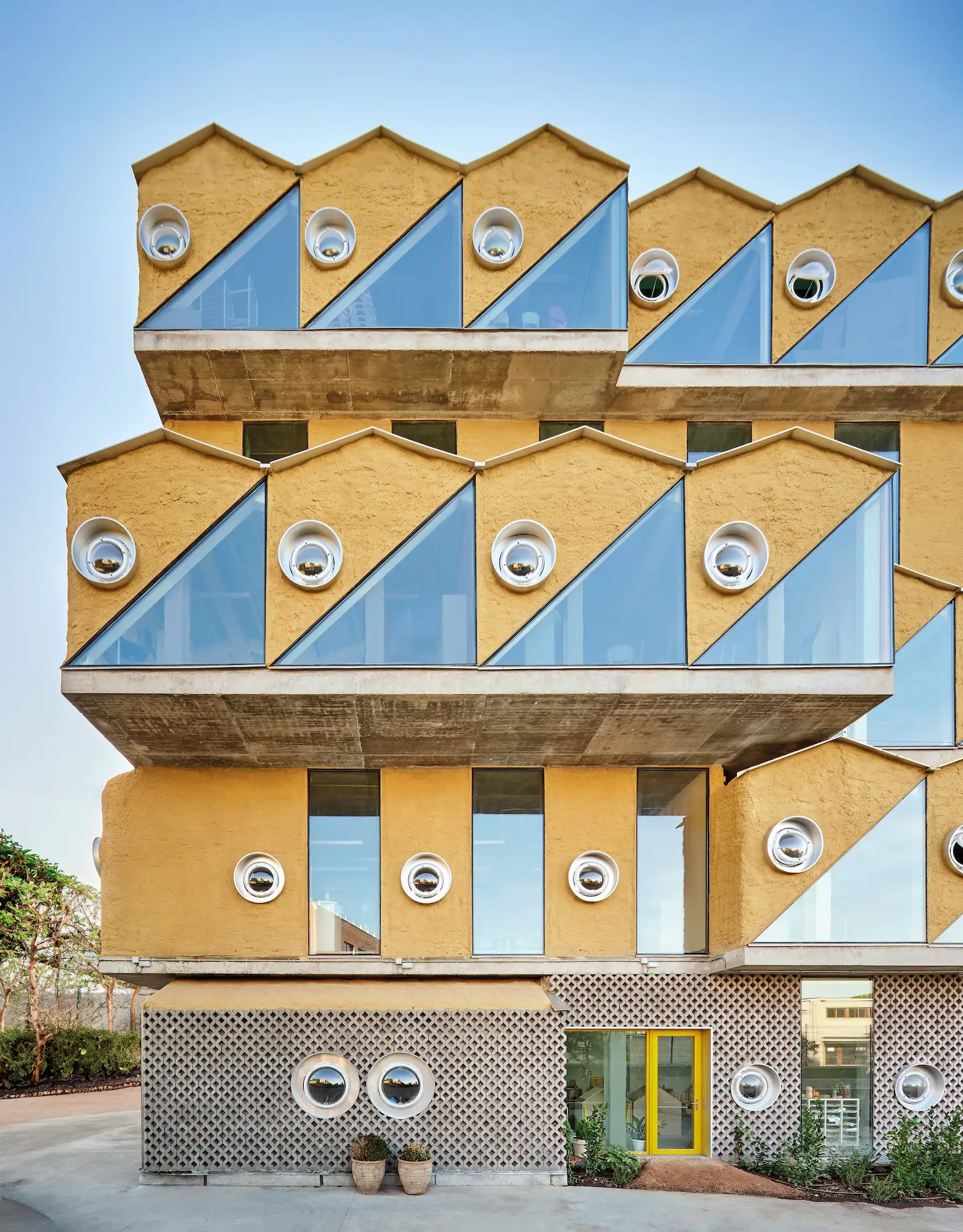 Colegio Reggio en Madrid con fachada de corcho, de OFFPOLINN, el estudio liderado por Andrés Jaque.