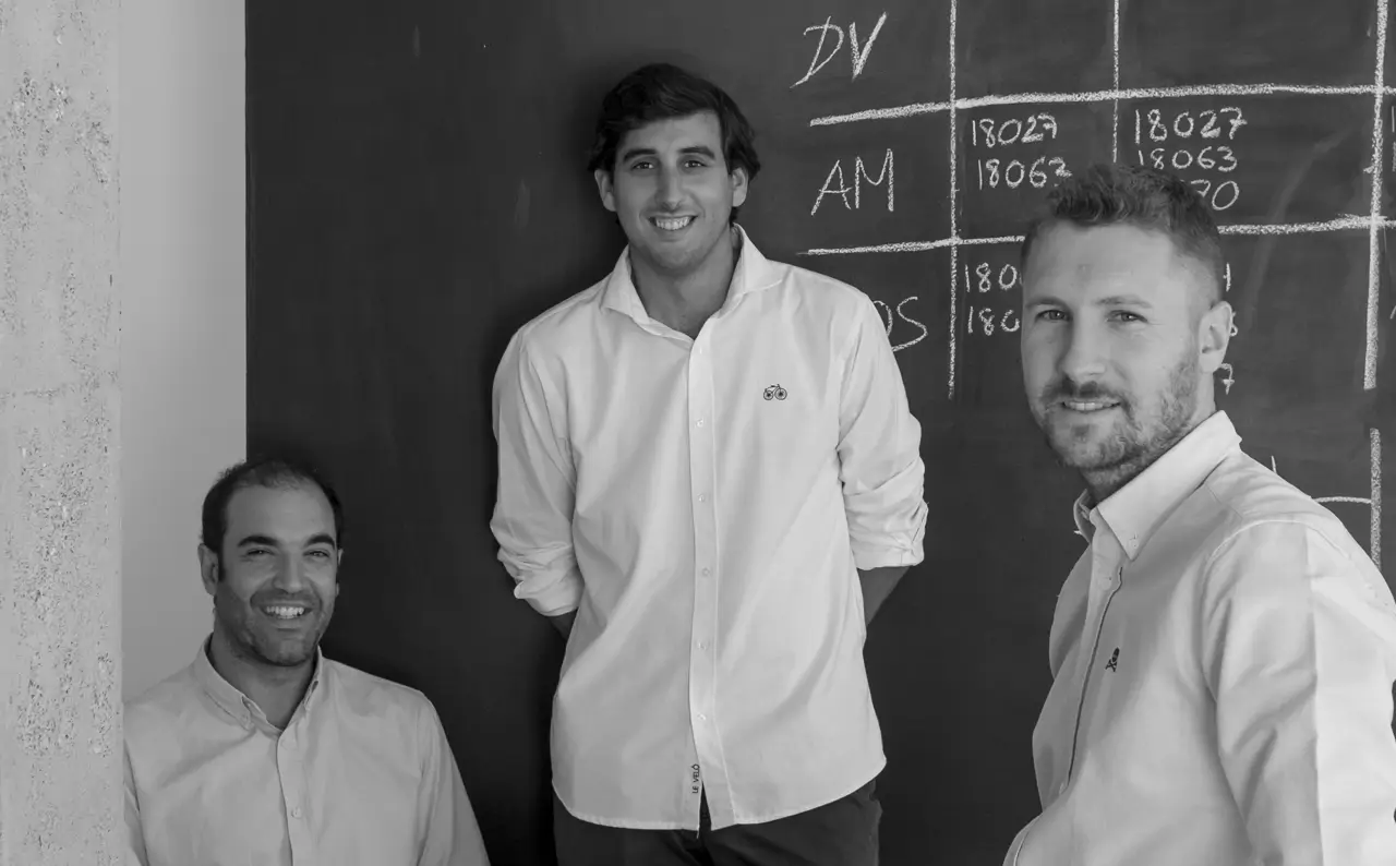 De izq. a dcha.: Carlos Ochando Seva, Andrés Martínez y David Vendrell, fundadores del estudio V-OM