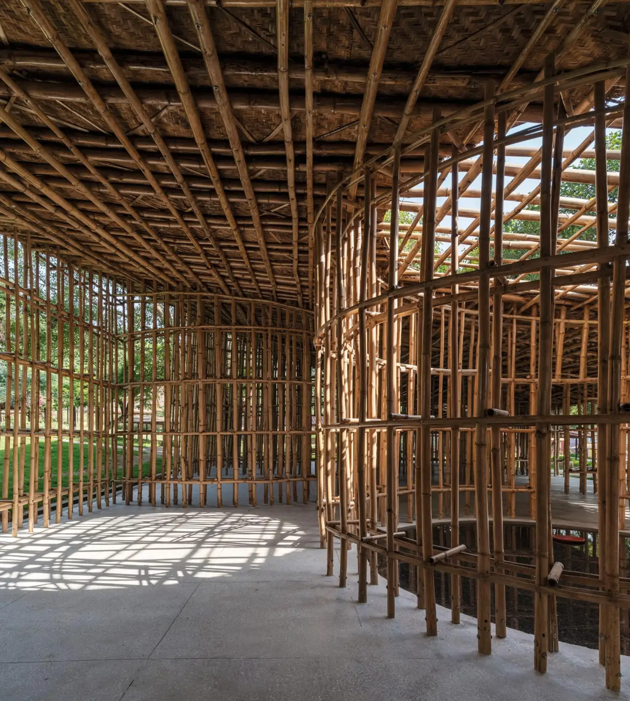 Pabellón de bambú en Faridabad, India, de AtArchitecture.
