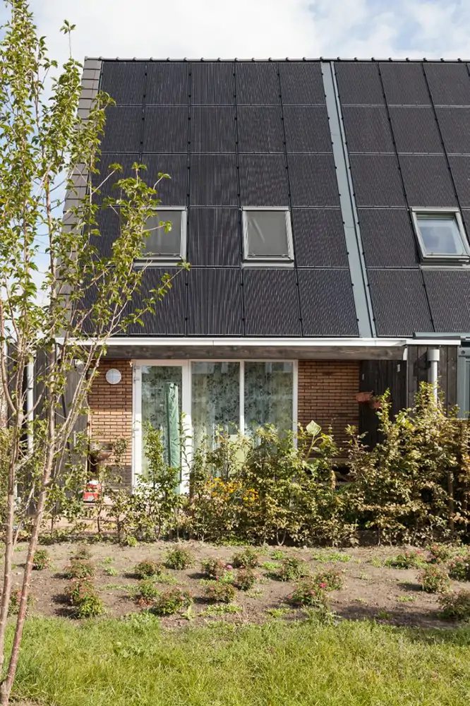 Para aprovechar la energía de los paneles solares se pueden instalar inversores y baterías