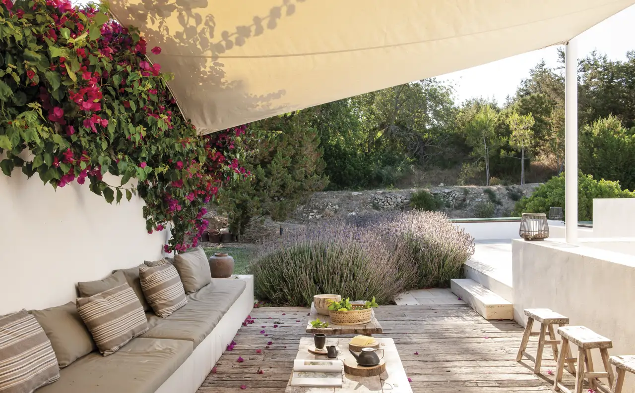 Terraza con toldo vela