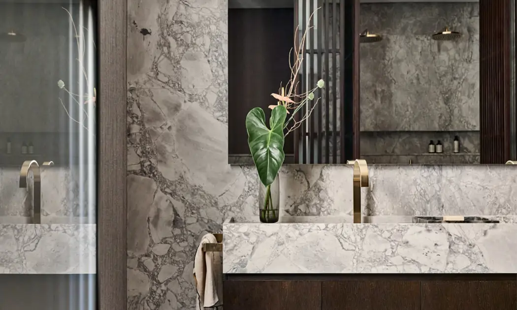 La reforma de este piso antiguo de Barcelona cambia la mampara de baño tradicional por estas alternativas más estilosas
