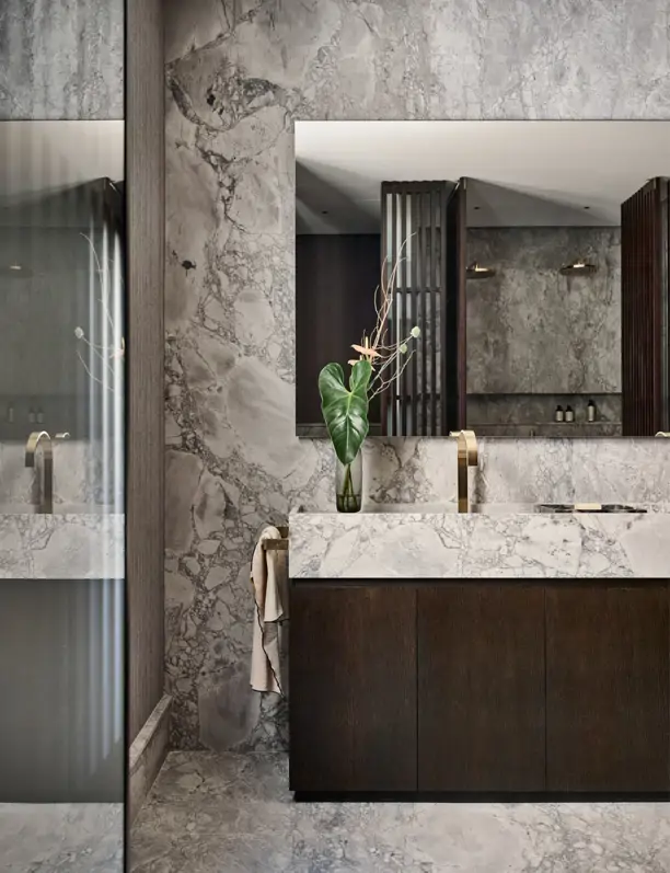 La reforma de este piso antiguo de Barcelona cambia la mampara de baño tradicional por estas alternativas más estilosas