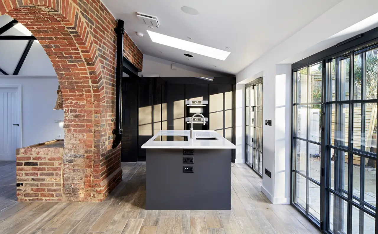 Cocina de estilo industrial con ladrillo