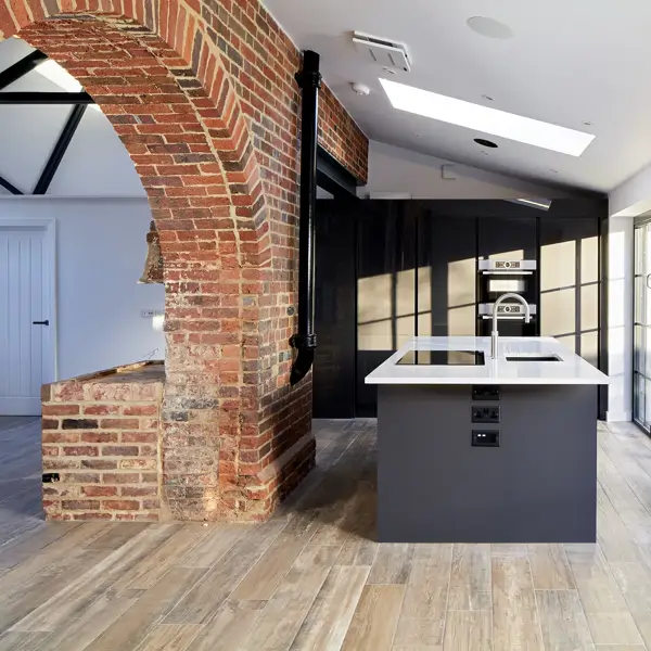 La alucinante transformación de un antiguo taller del siglo XIX en una vivienda familiar que mantiene su pasado
