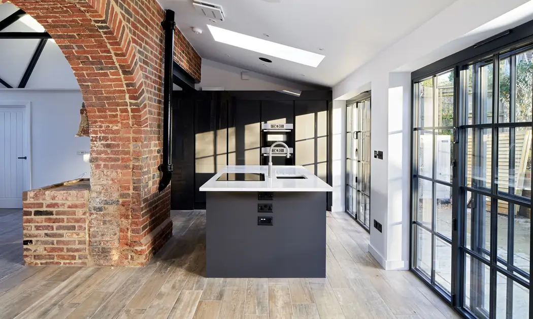 La alucinante transformación de un antiguo taller del siglo XIX en una vivienda familiar que mantiene su pasado
