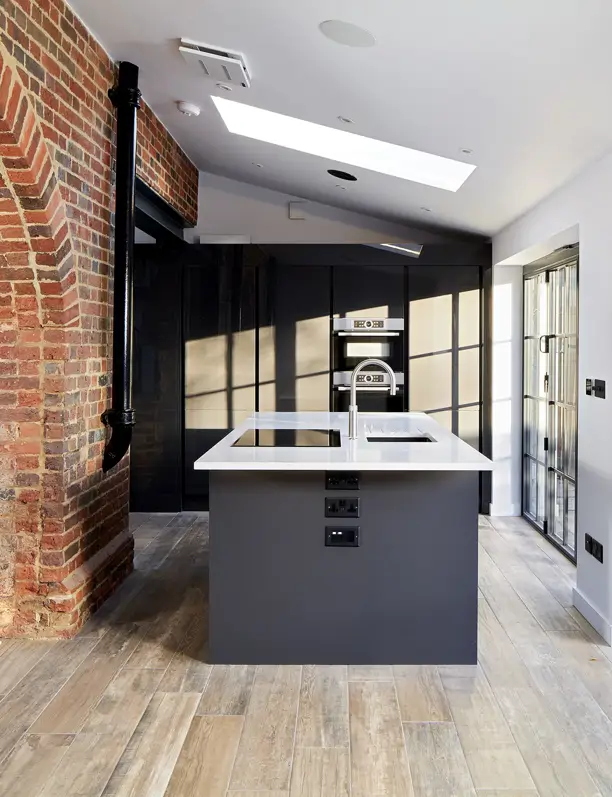 La alucinante transformación de un antiguo taller del siglo XIX en una vivienda familiar que mantiene su pasado