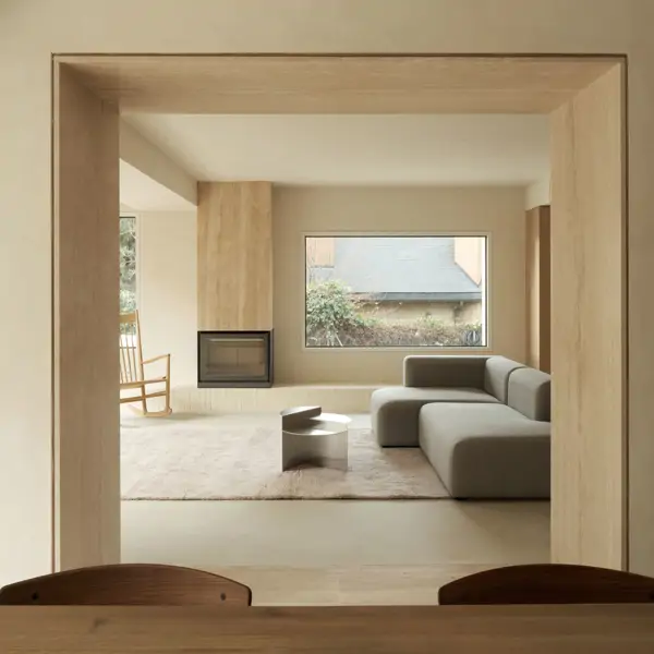 Así es la casa mediterránea en Madrid que no ha podido resistirse a la tendencia del ladrillo visto y la madera de roble