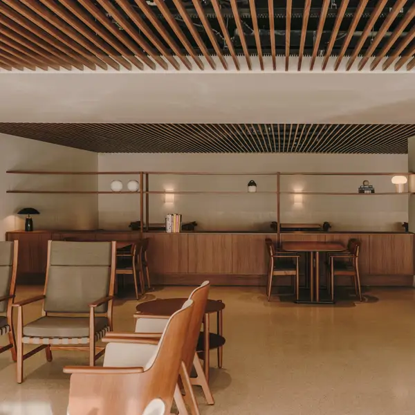 Espacios que cuidan: así es esta residencia de mayores en Barcelona que rompe con el interiorismo tradicional para crear bienestar