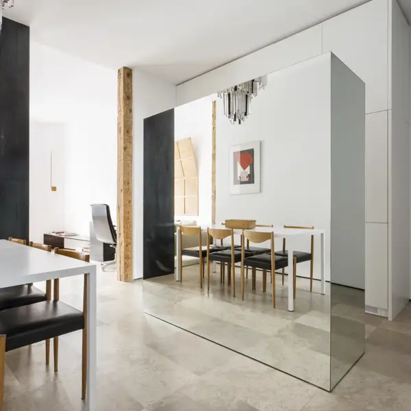Ni abiertas, ni cerradas: cómo integrar la cocina al salón sin tener que ver la encimera desde el sofá