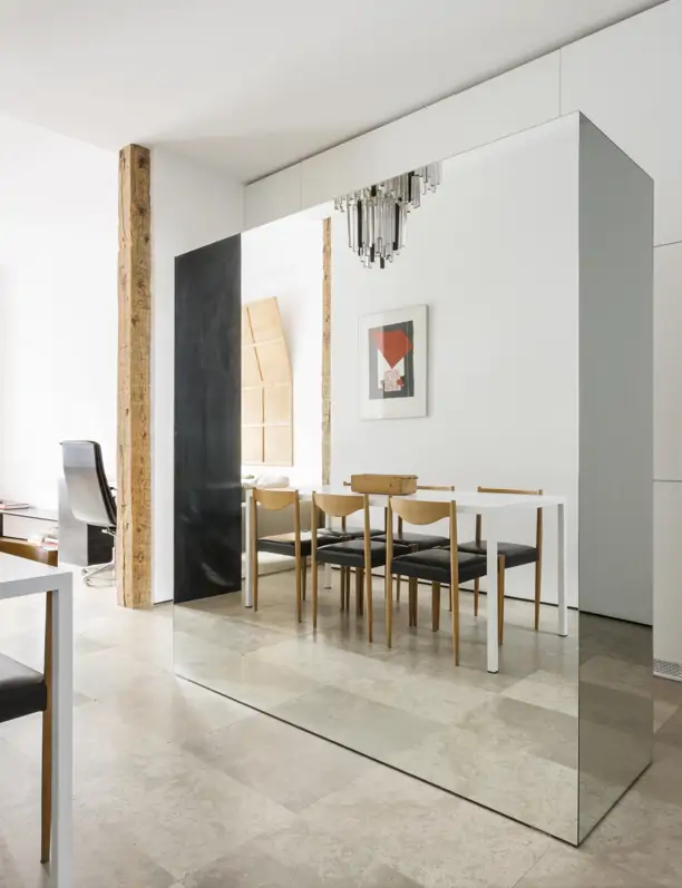 Ni abiertas, ni cerradas: cómo integrar la cocina al salón sin tener que ver la encimera desde el sofá